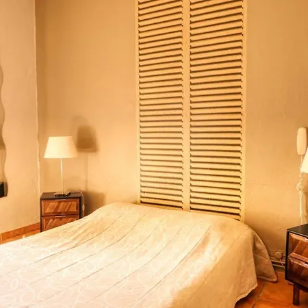 Au Saint Roch - Et Jardin Hotel Aviñón