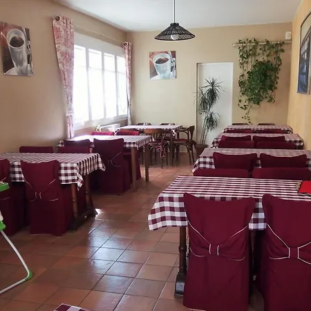 Au Saint Roch - Et Jardin 2* Aviñón