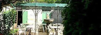 Au Saint Roch - Et Jardin 2* Aviñón