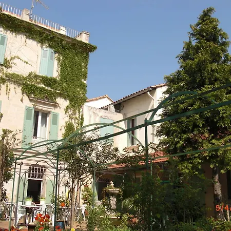 Au Saint Roch - Et Jardin 2* Aviñón